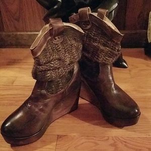 Wedged heel ankle boots